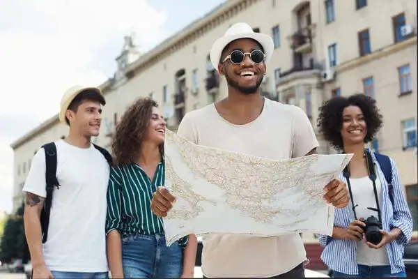 amigos felices usando un mapa para explorar la ciudad x600