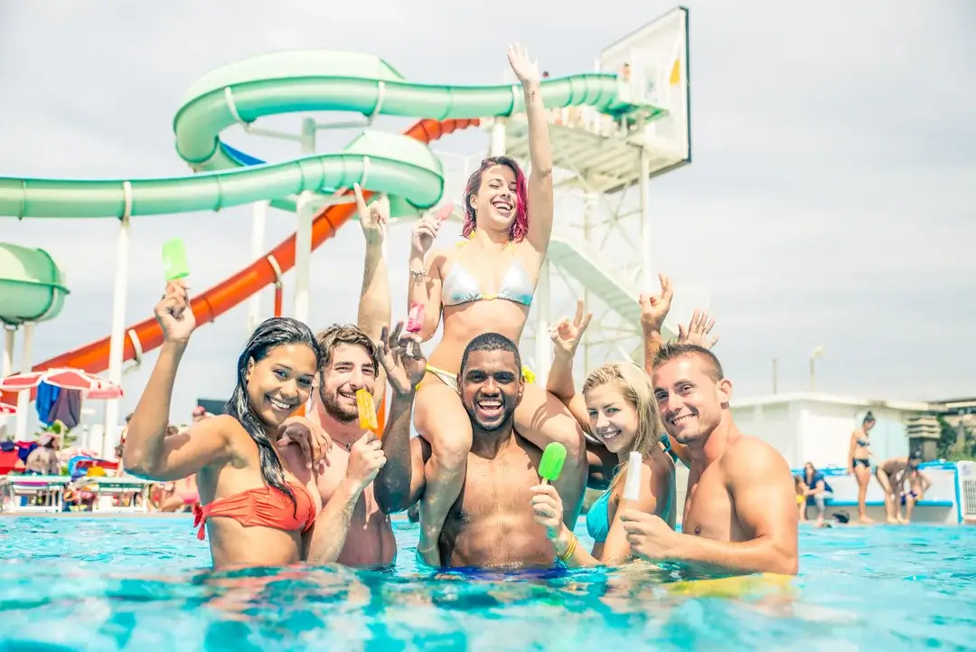 friends-in-a-swimming (1)