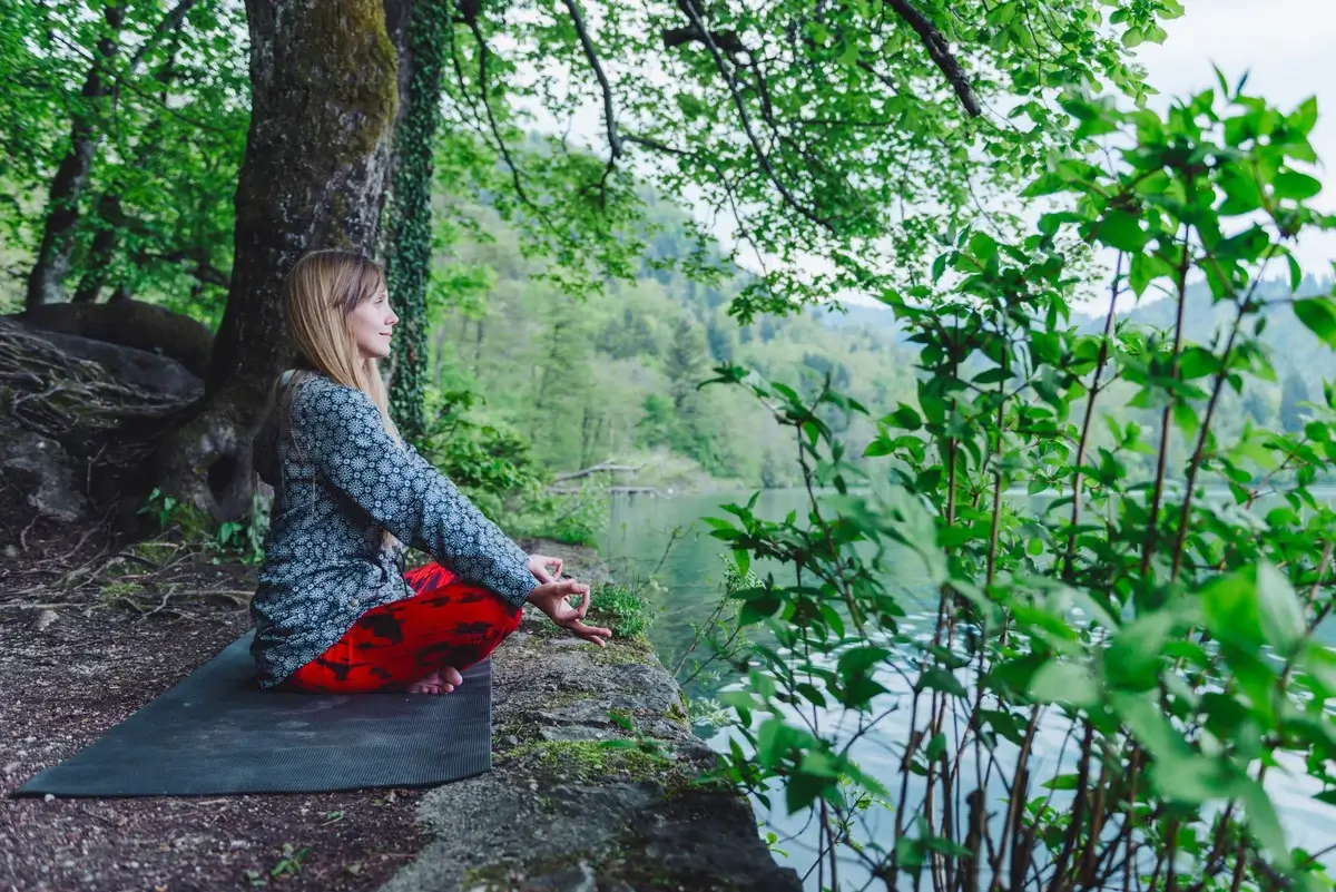 Meditando en un lago en Ontario