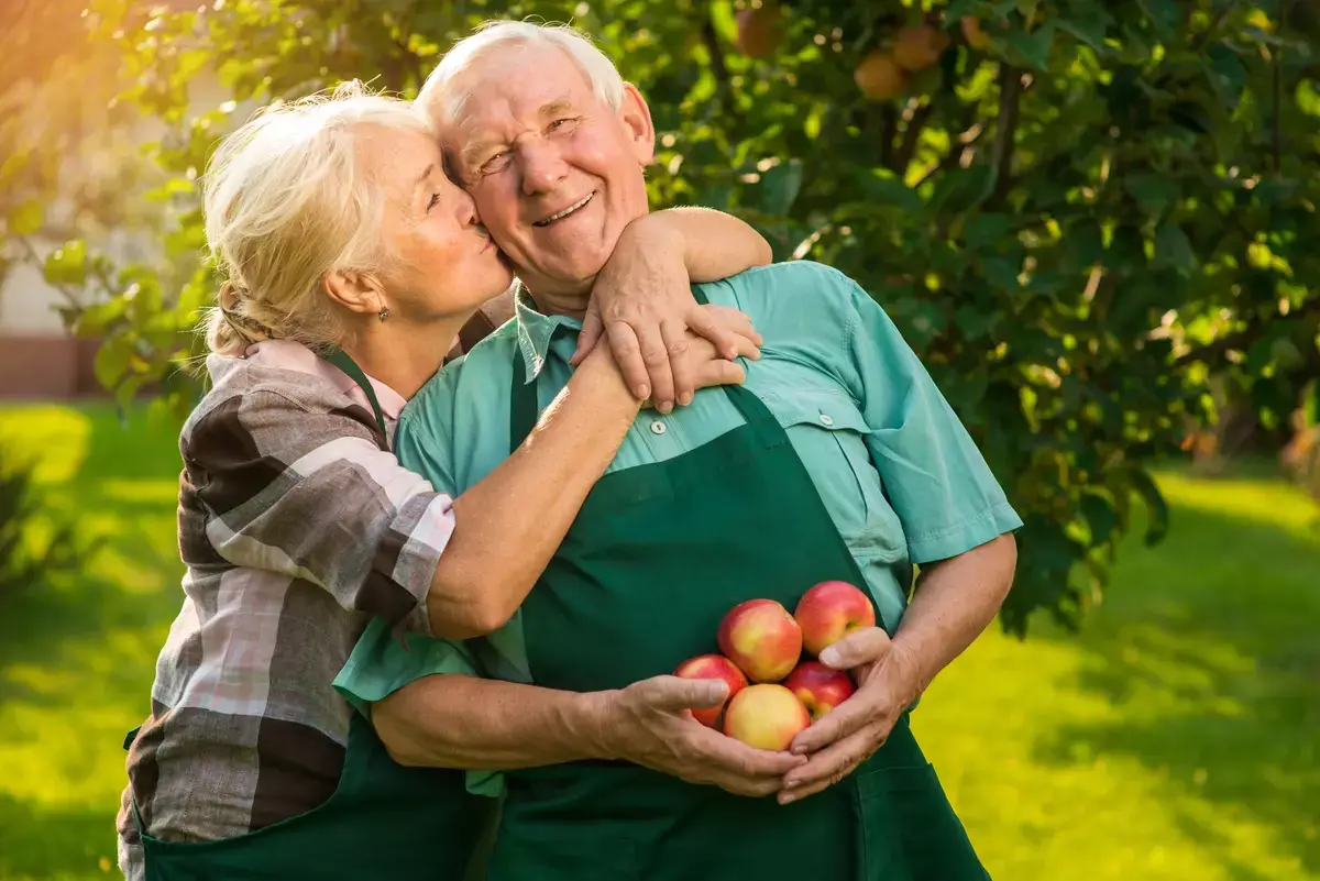 pareja de personas mayores