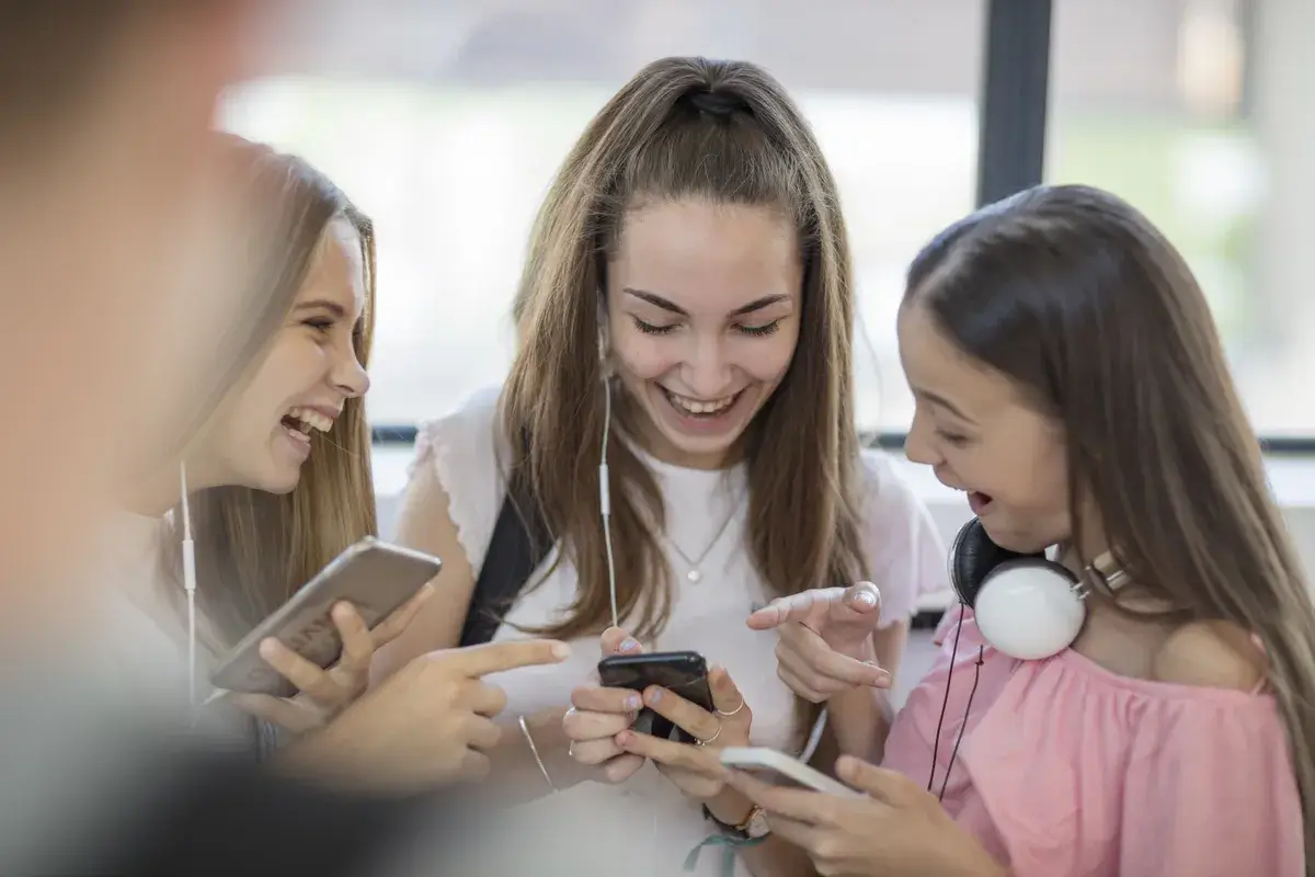 teenage-girls-using-cell-phones