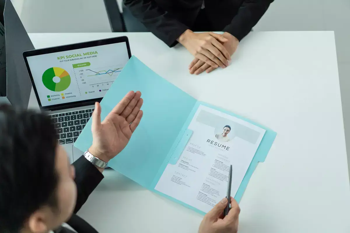 p-of-woman-give-resume-to-hr-manager