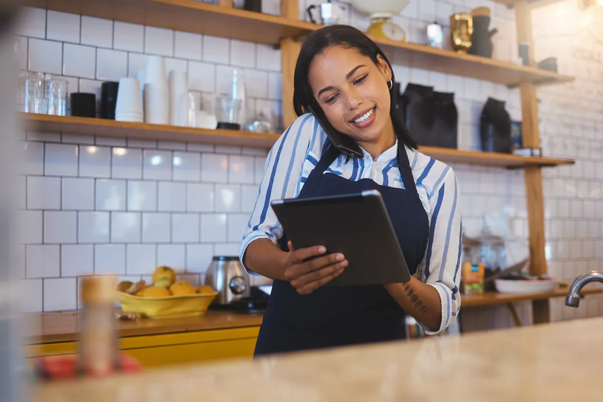 restaurant-worker-on-a-tablet