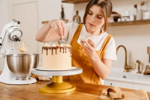 sed-pastry-chef-woman-making-cake-1