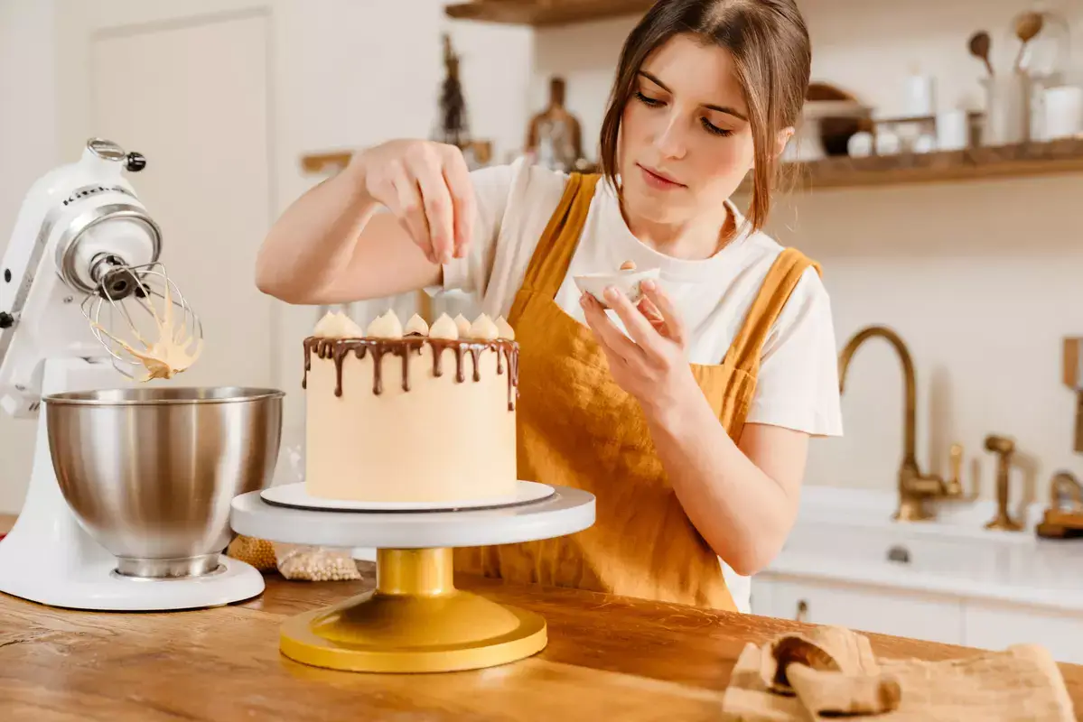 sed-pastry-chef-woman-making-cake-1
