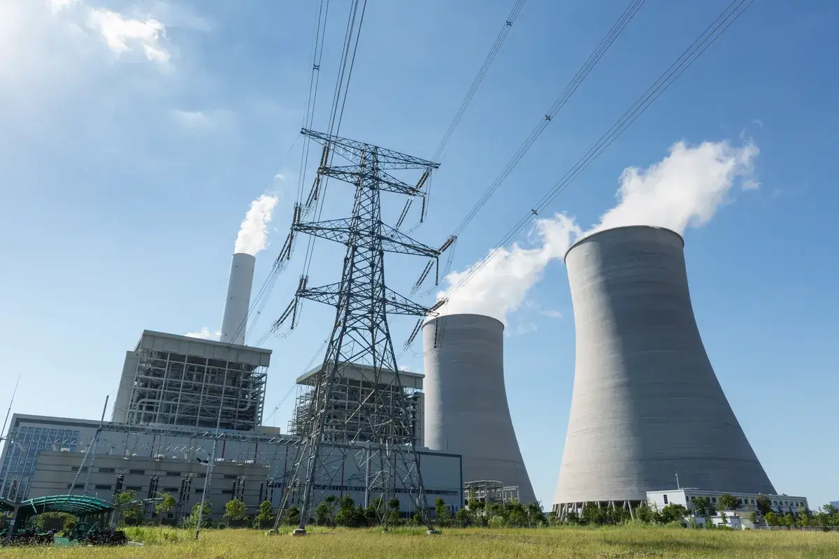 thermal-power-plant-and-electricity-pylon