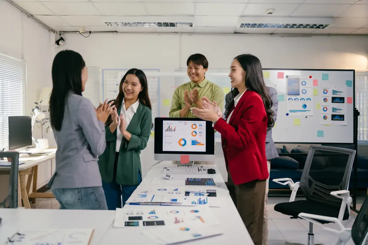 marketing-managers-clapping