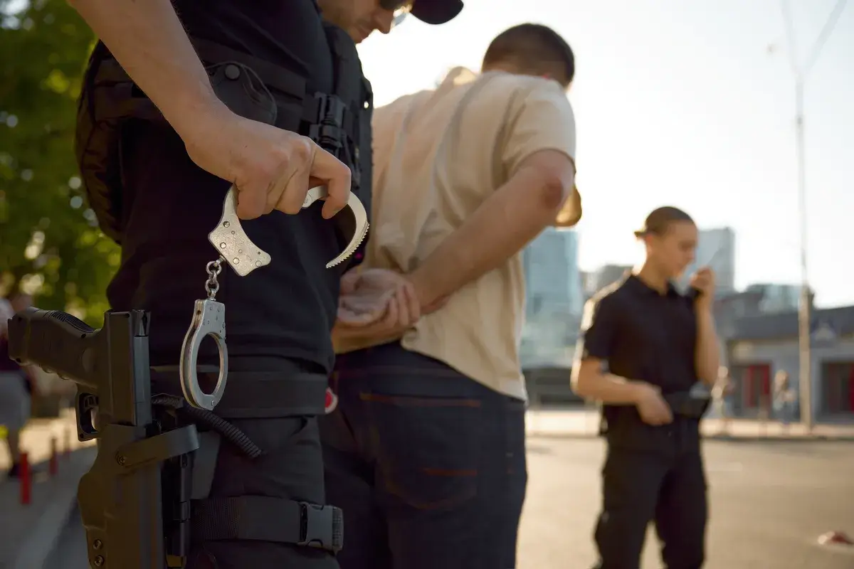 patrol-officers-team-arresting