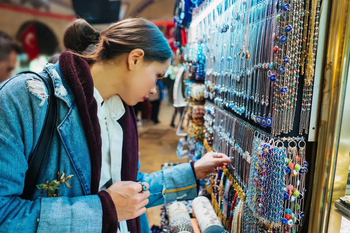 young-girl-tourist-walking-in-the-souvenir