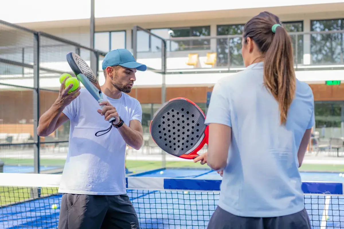 padel-coach-with-a-student-learning