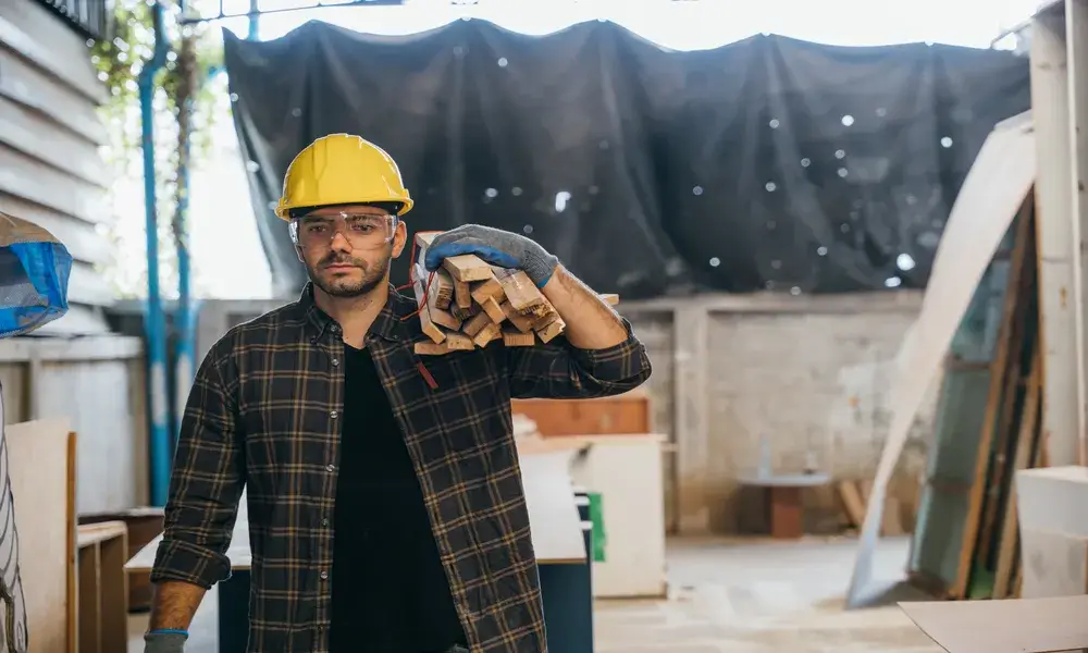 construction-carpenter-carrying