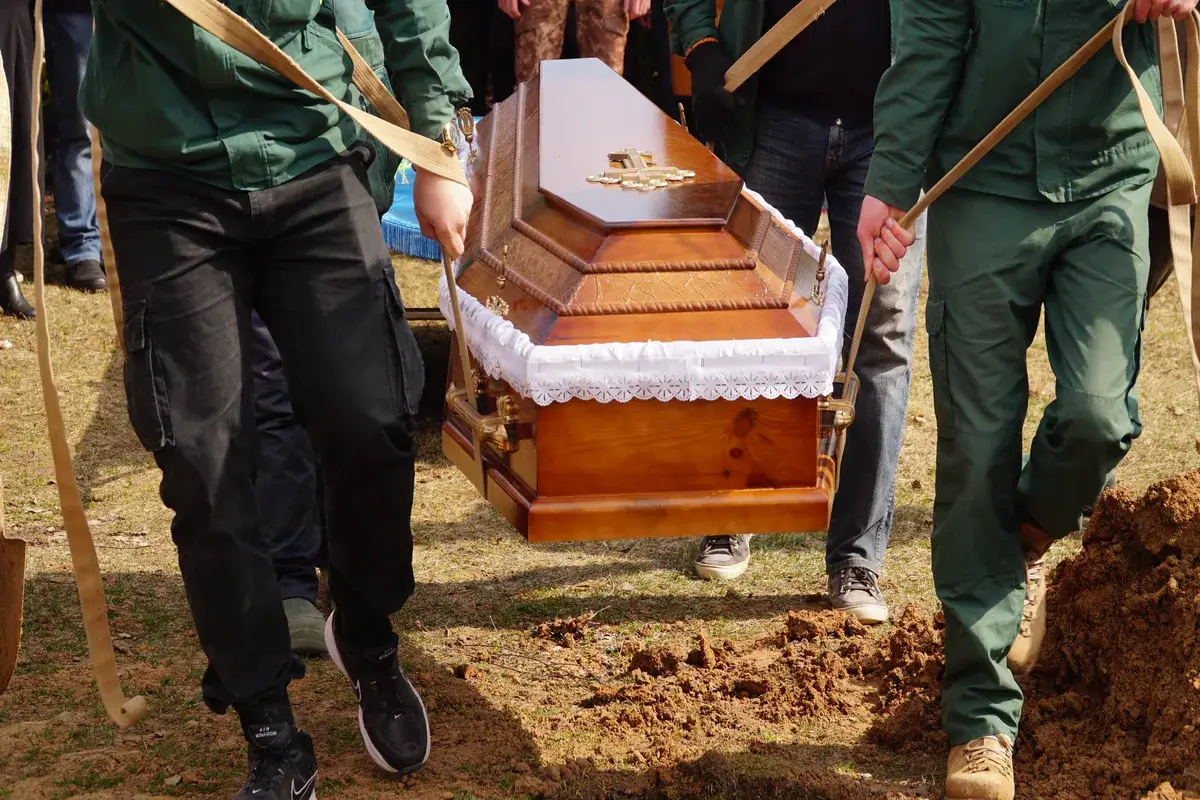 burial-men-lower-the-coffin