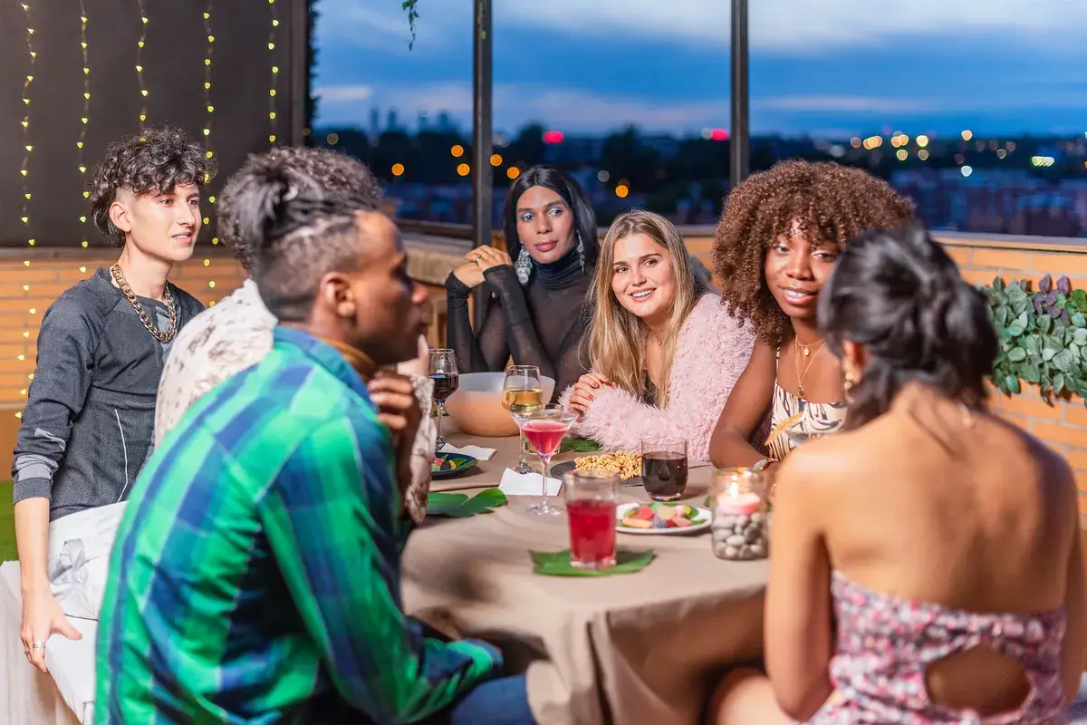 friends-celebrating-new-year