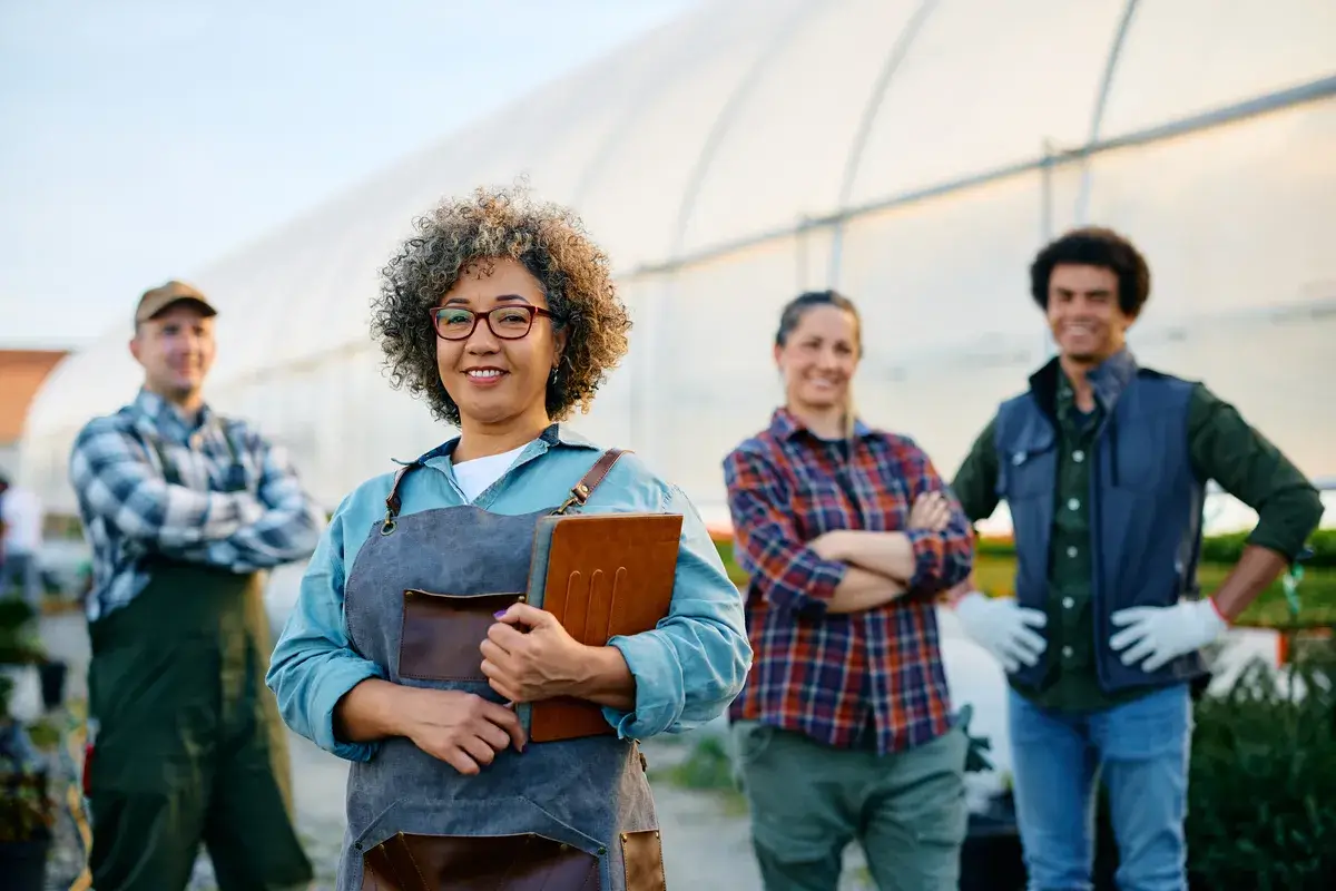 trabajdores latinos en granja
