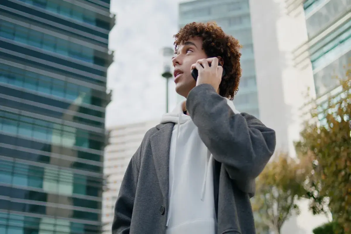 calling-teen-waiting-at-business-district-close