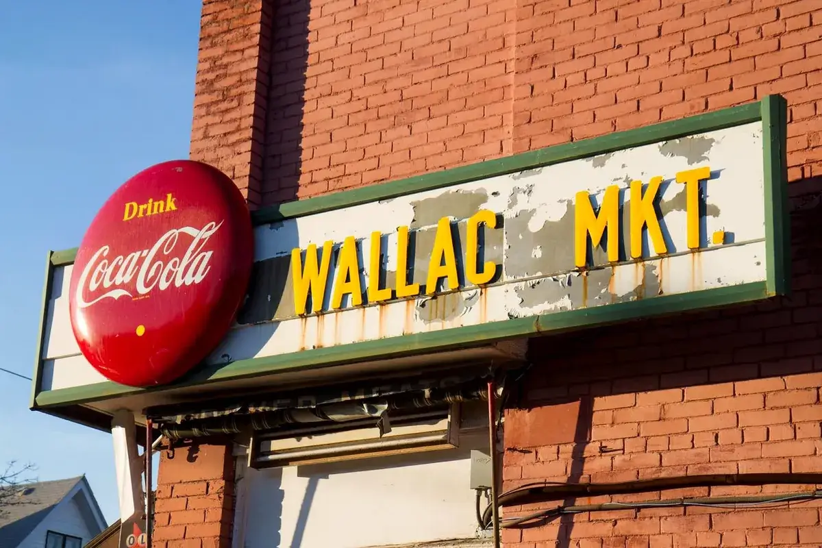 Colectivo vecinal usa IA para sembrar miedo sobre tiendas de barrio en Toronto