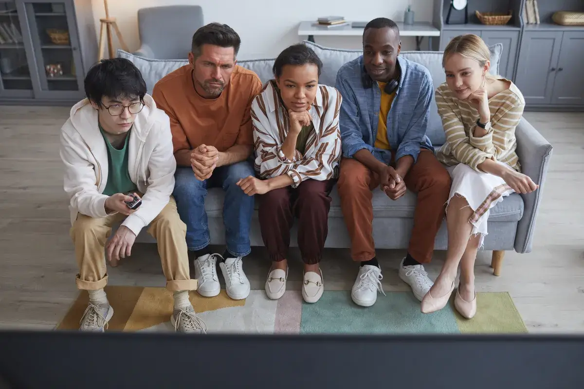 Medio Canadá pegado al televisor