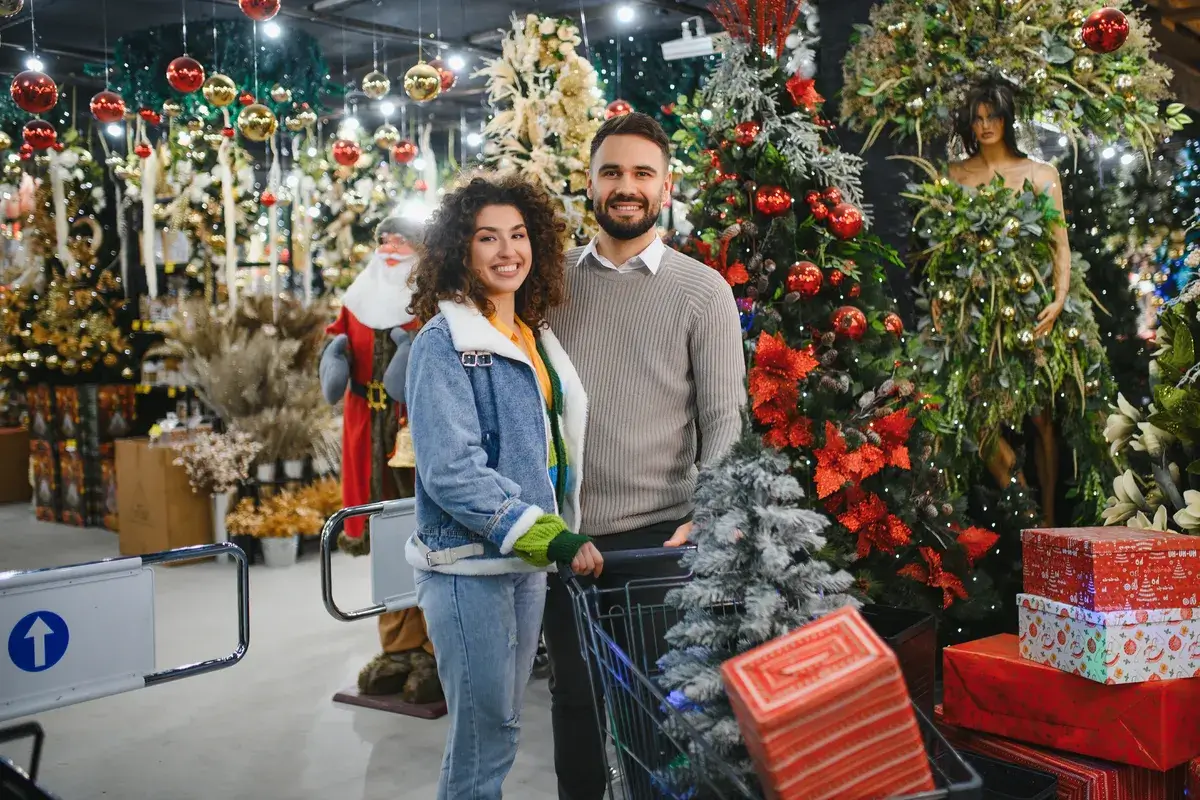 couple-buying-christmas
