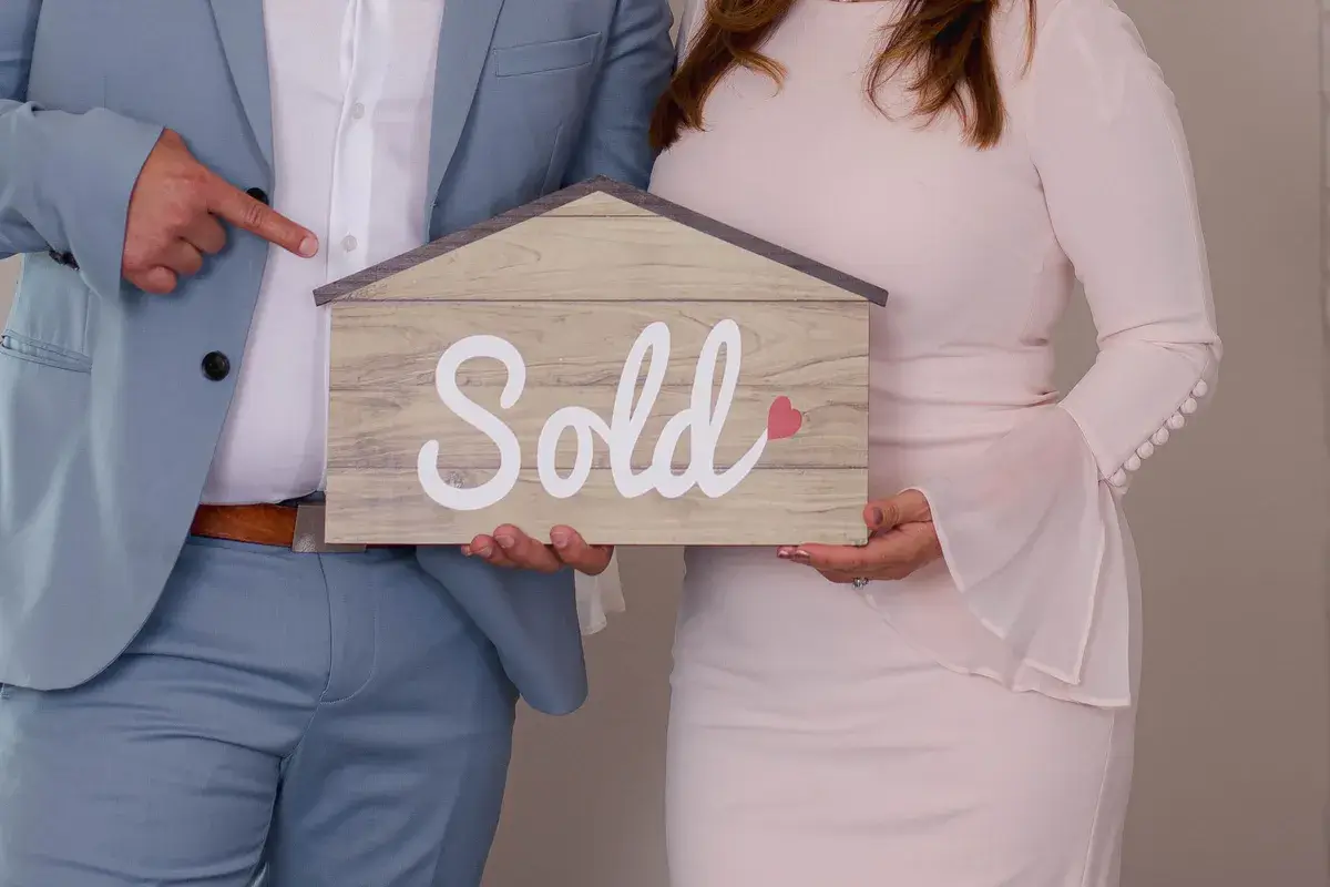 couple-holding-a-house-shaped