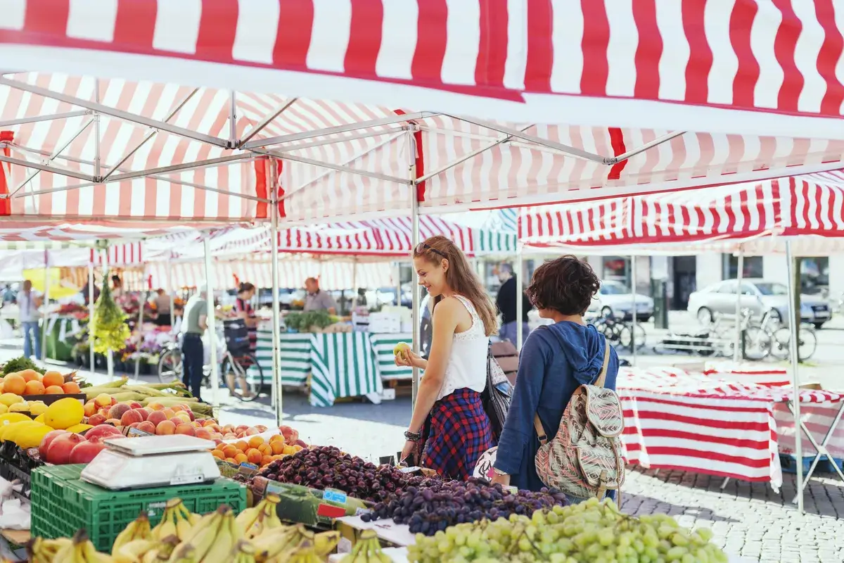 girls-shopping-fruits