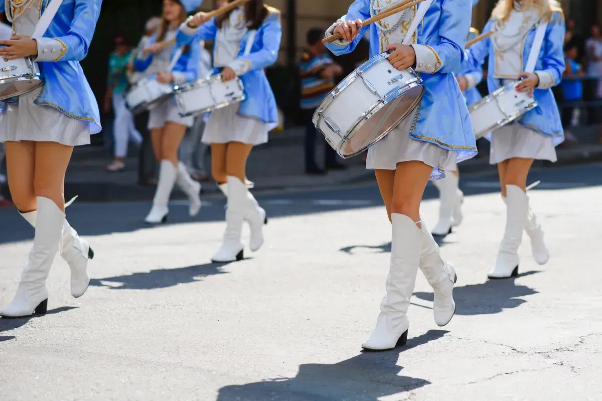 majorettes-with-white-and-blue-uniforms