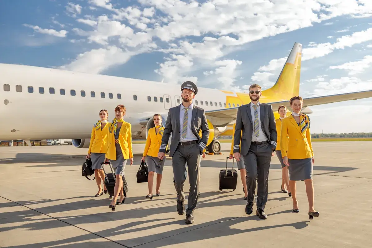 pilots-and-stewardesses-walking