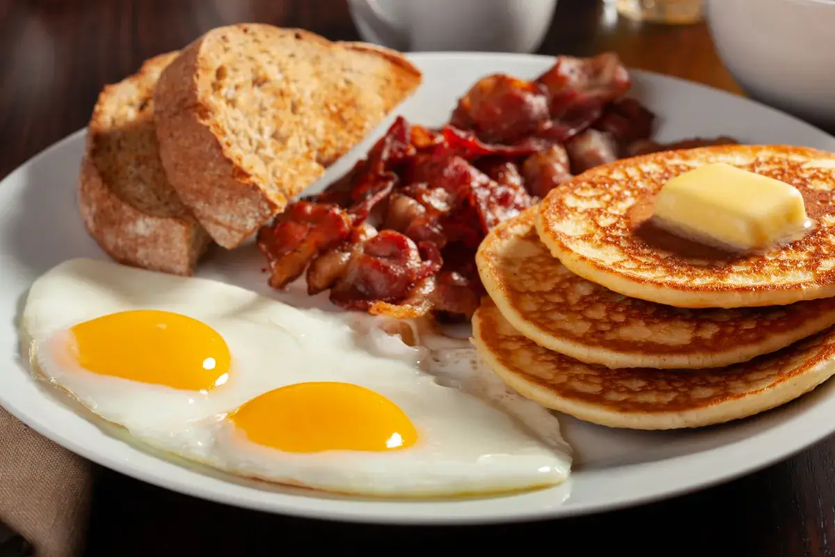 traditional-full-american-breakfast-eggs