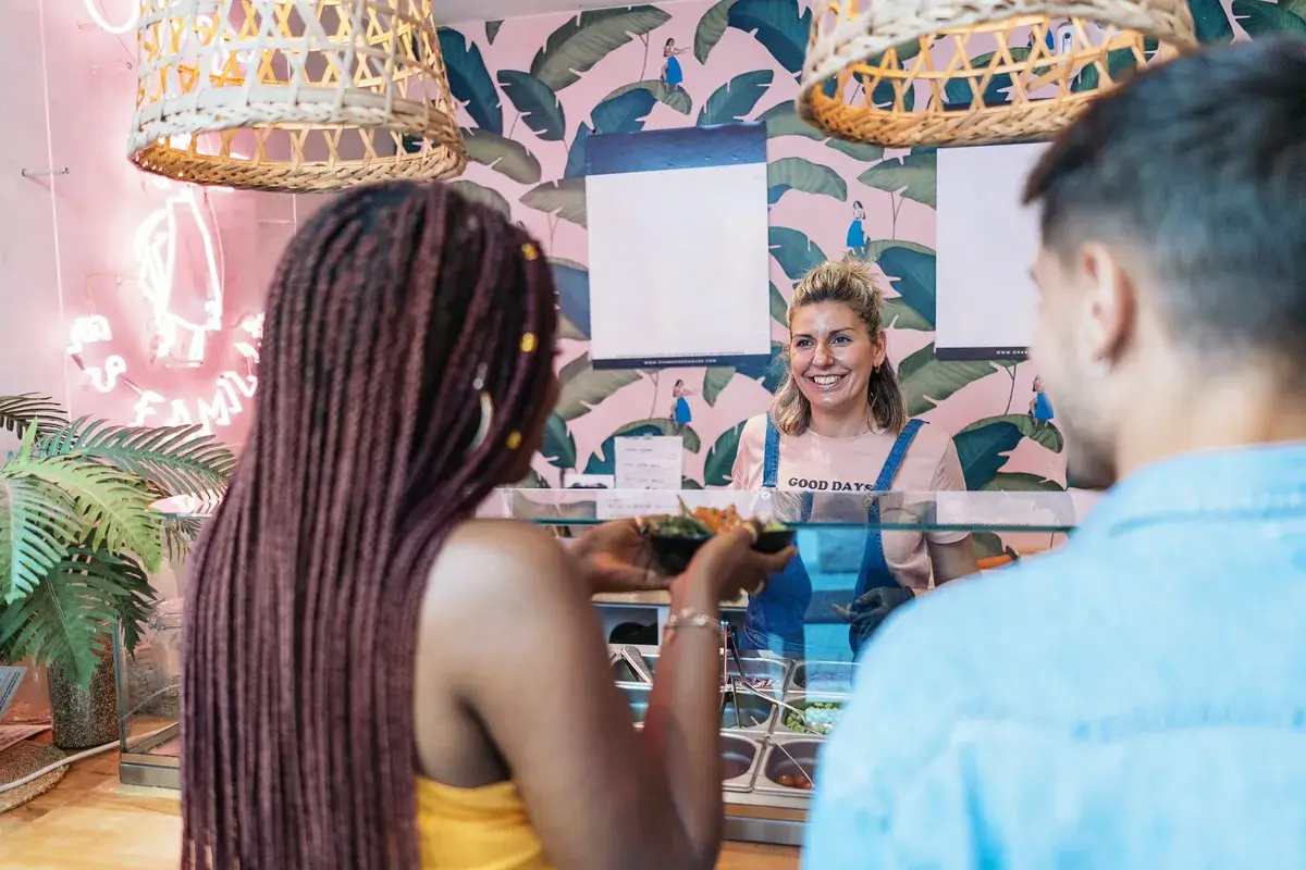 young-clients-buying-poke-bowl