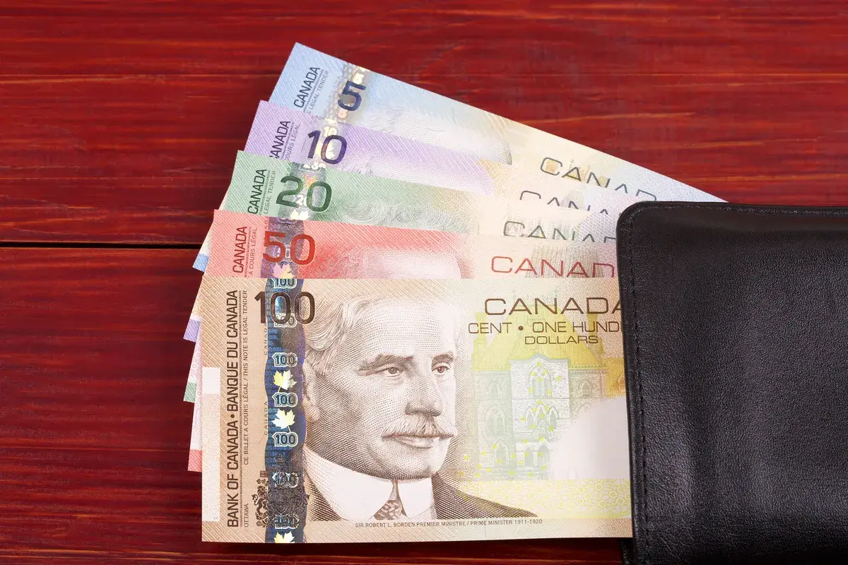 canadian-money-in-the-black-wallet