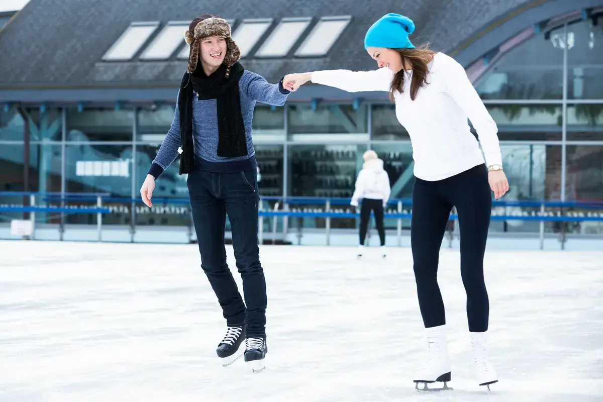 couple-on-the-ice-rink