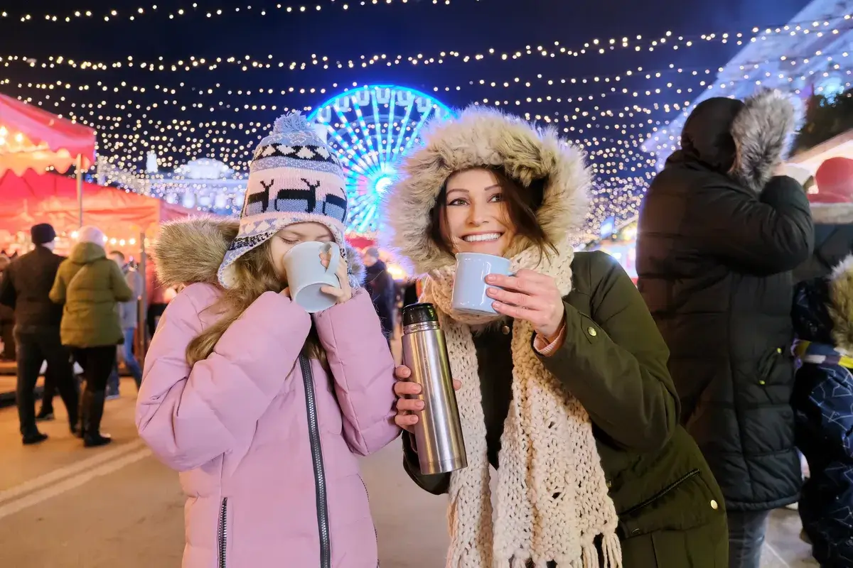 happy-mom-and-daughter-kid-walking