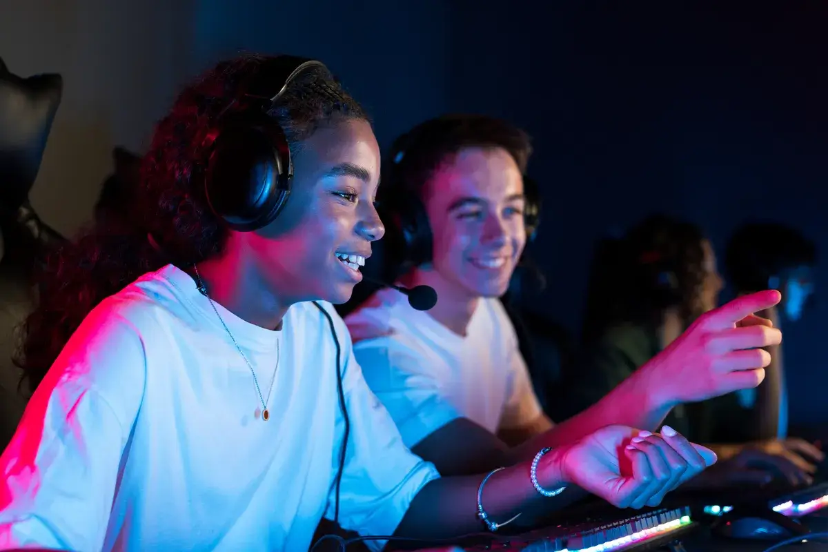 teens-playing-in-video-game