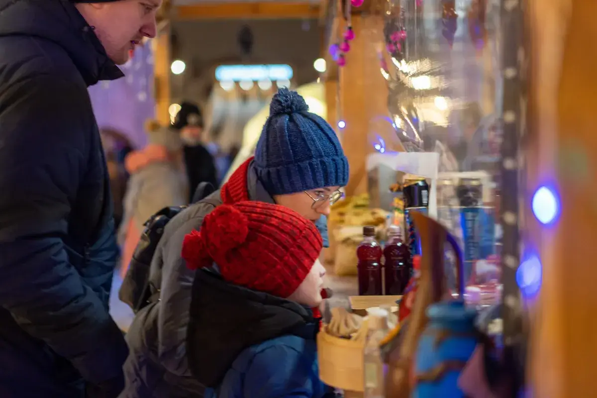 family-buying-food-at-kiosk-on-christmas-market