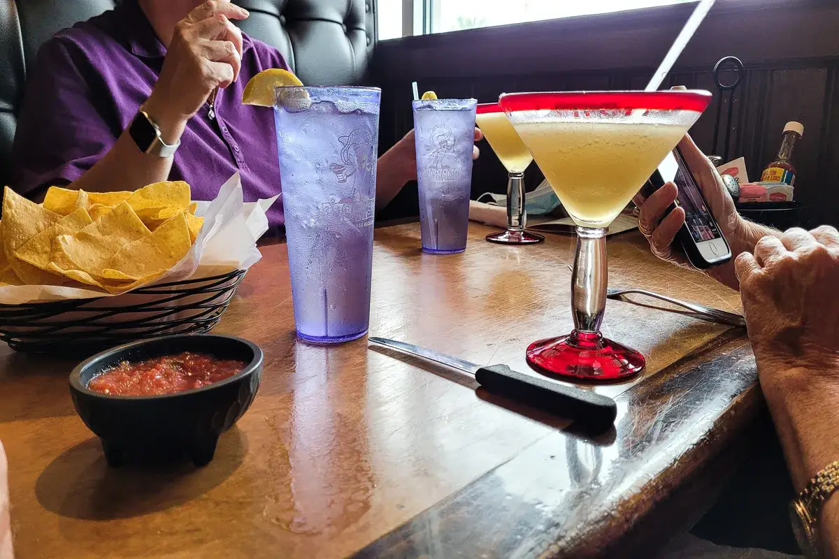 group-of-friends-at-booth-in-restaurant-drinking-