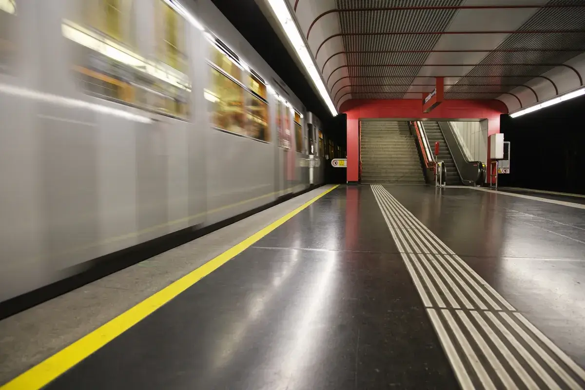 50092-empty-platform-at-subway