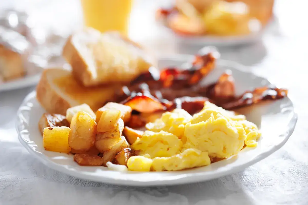 breakfast-with-eggs-bacon-toast