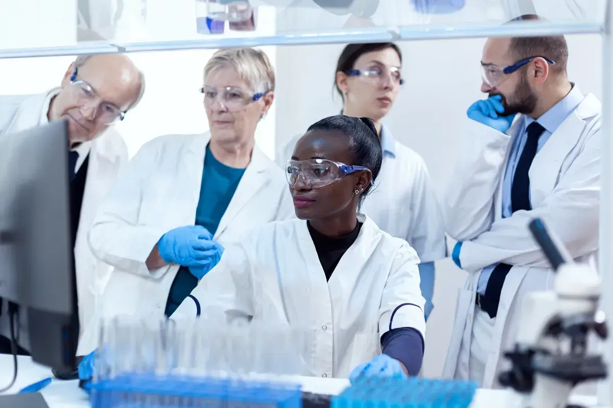 chemists-biologists-conducting