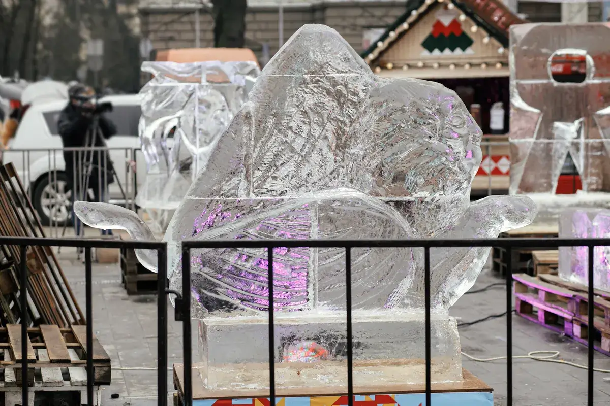 modern-ice-sculpture-under-big-modern