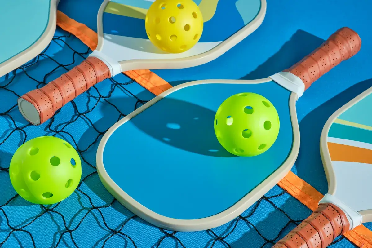 pickleball-paddles-with-balls