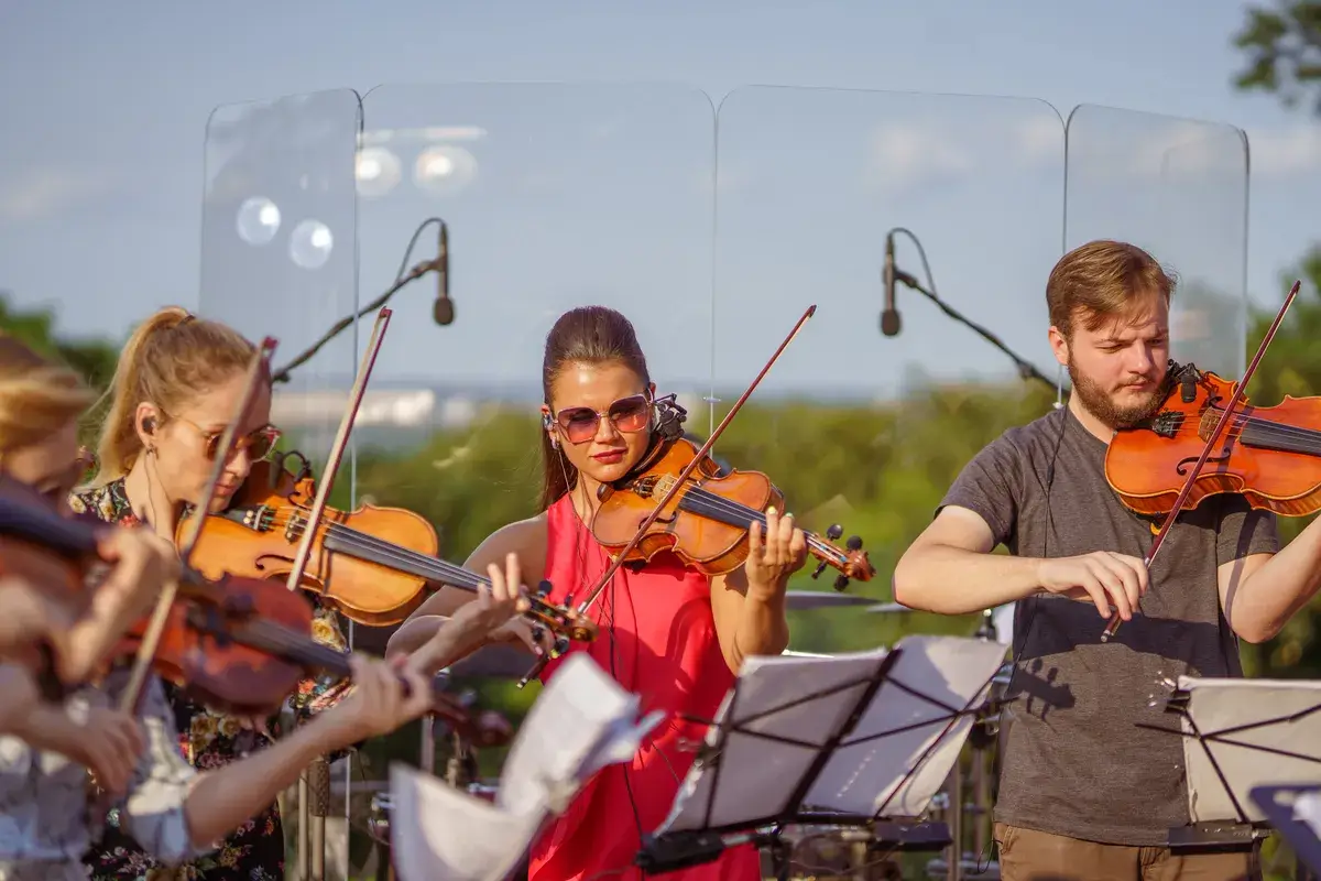 violin-players-playing