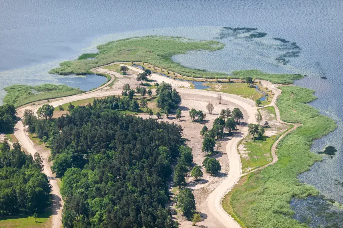 aerial-view-over-the-coast-of-lake