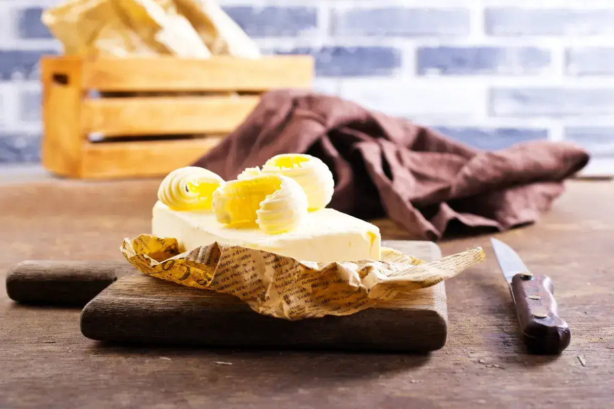 butter-and-knife-on-wooden