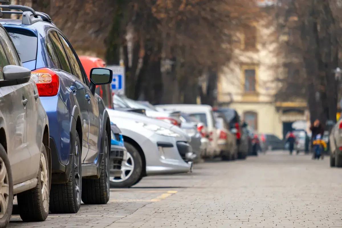 cars-parked-in-a-row-on-a-city-street