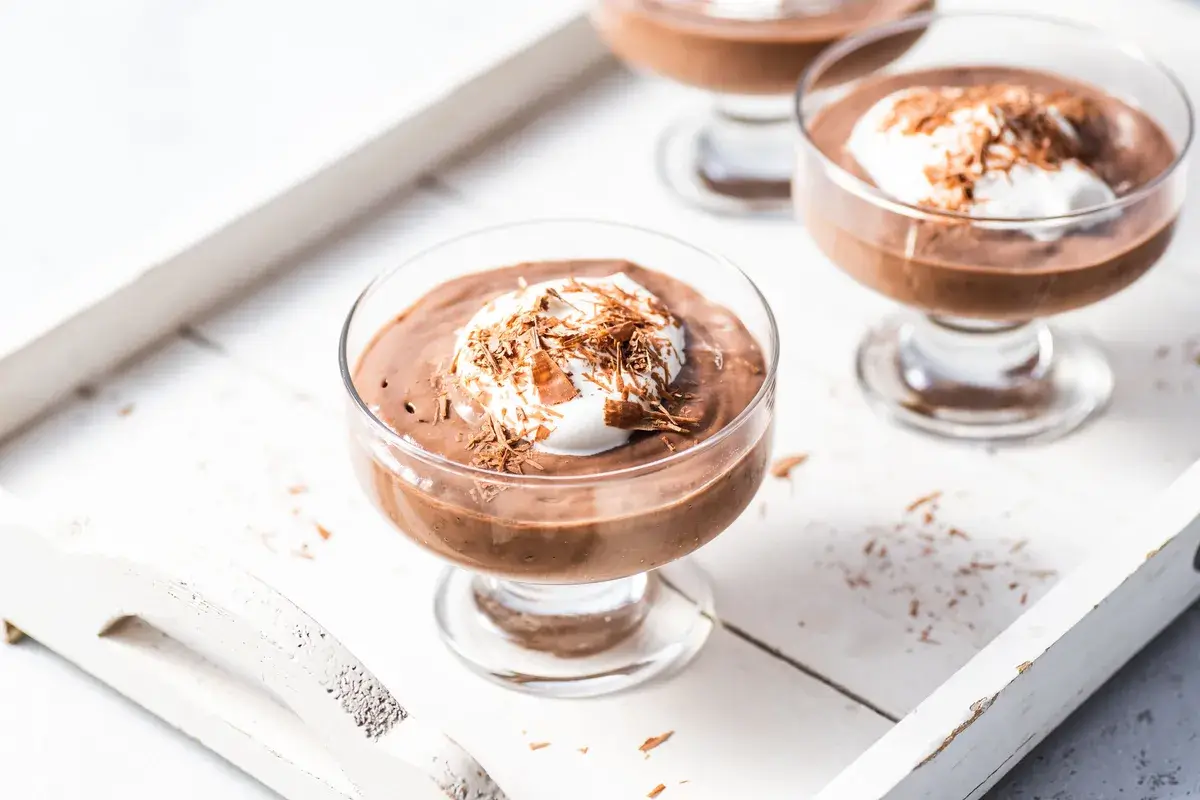 closeup-of-glasses-of-chocolate-mousse
