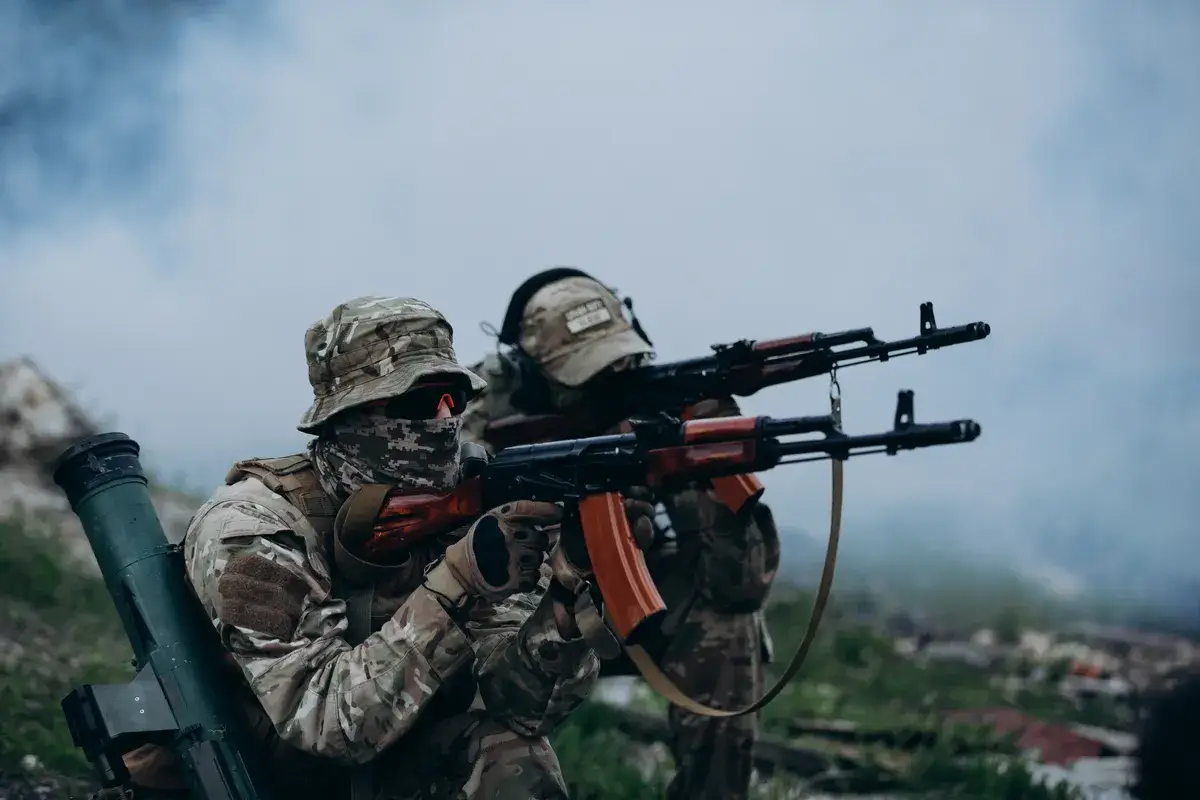 couple-of-ukrainian-soldiers-training