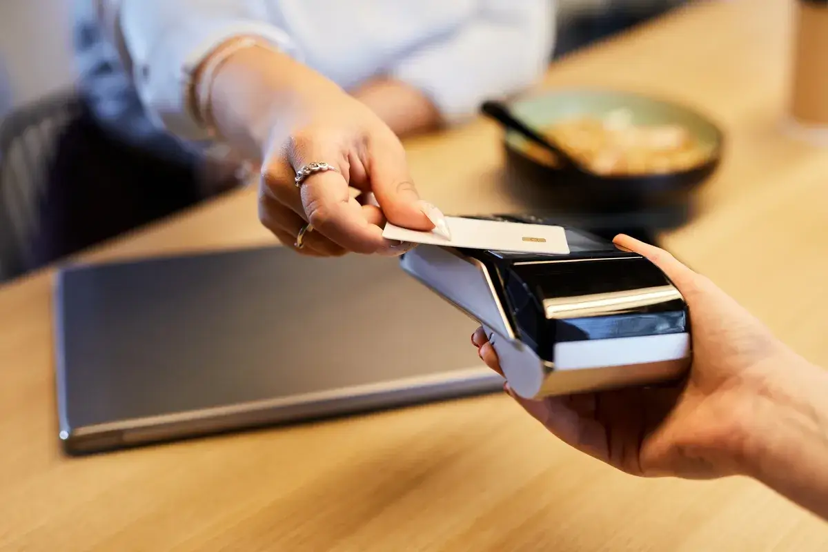 credit-card-payment-in-cafe