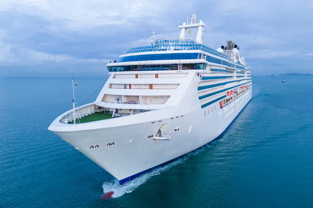 cruise-ship-cruise-liners-beautiful-white