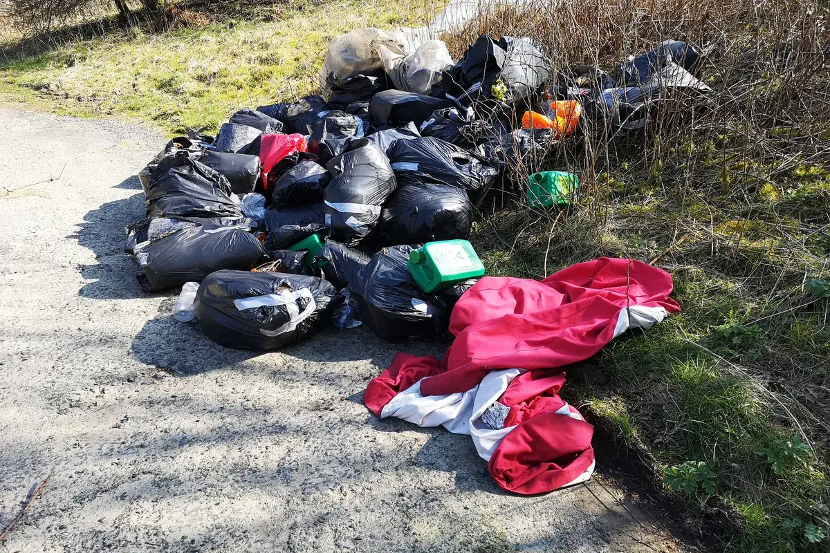 fly-tipping-below-baitings-reservoi