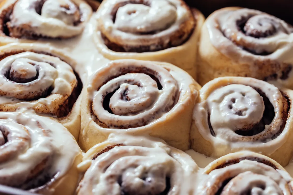 freshly-sweet-baked-cinnabon-buns-with-cream