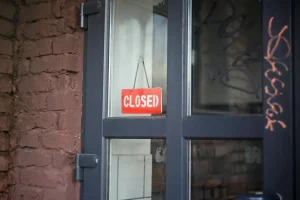 red-closed-sign-on-the-glass-door